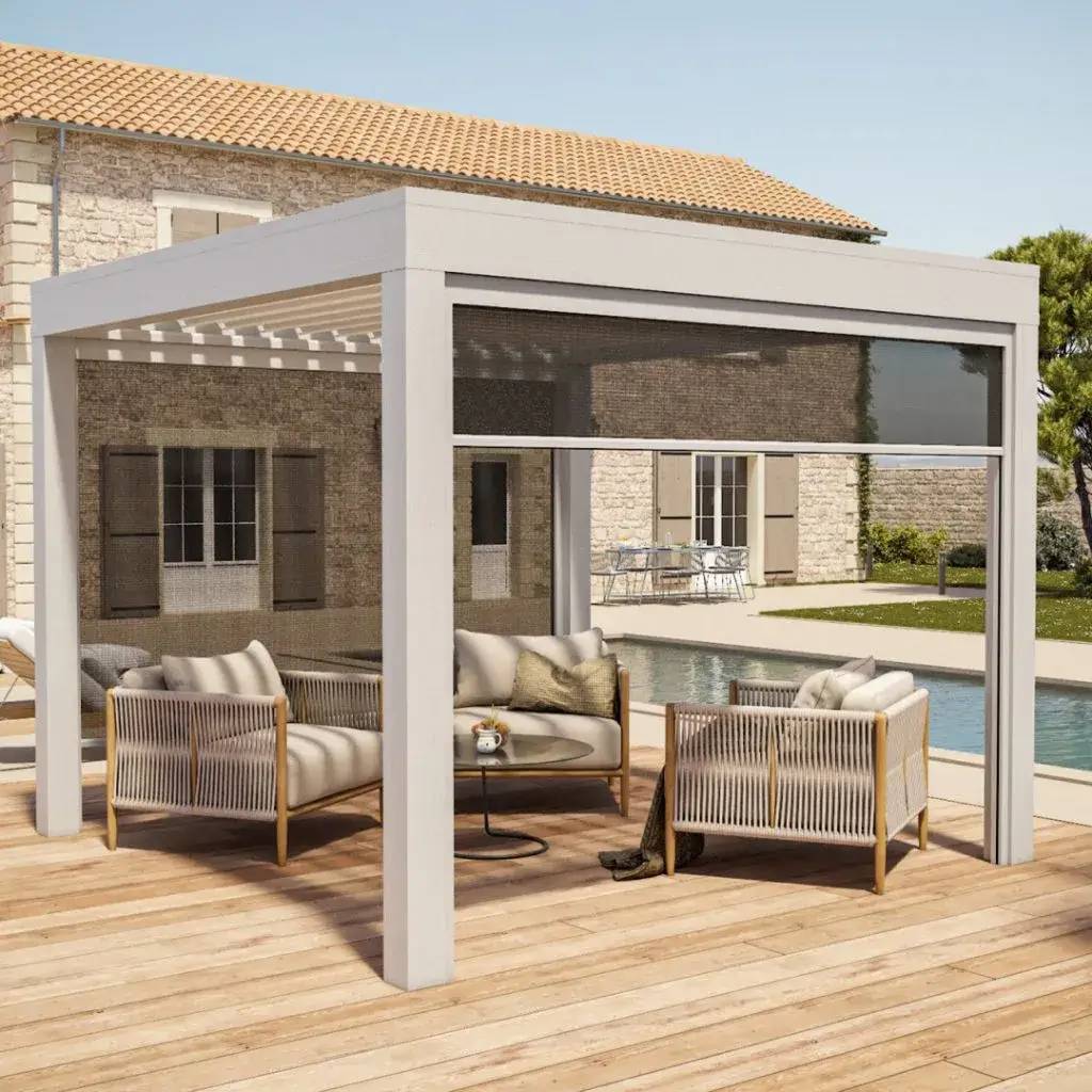 Une pergola moderne avec des meubles de salon confortables est installée sur une terrasse en bois près d'une piscine.