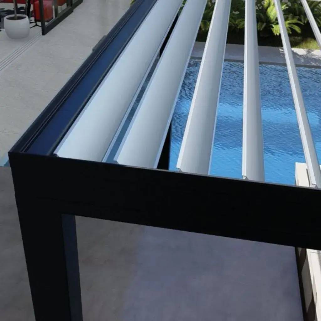 Une terrasse moderne avec une pergola à lames orientables surplombe une piscine.