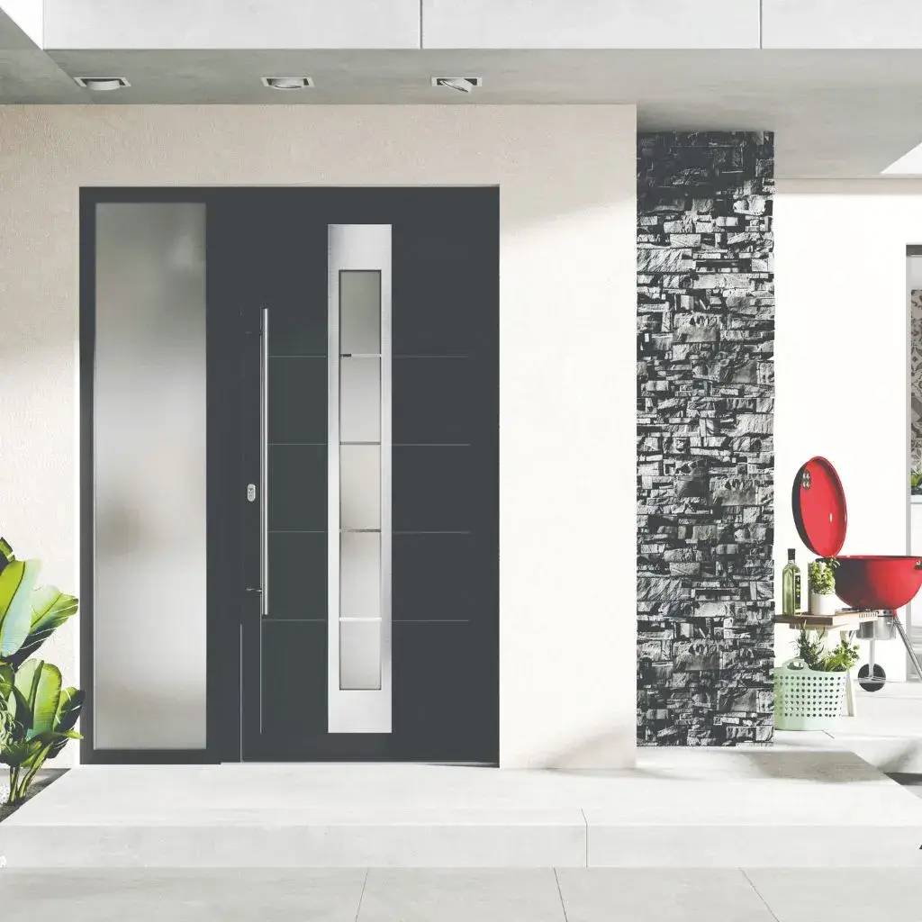 Une porte d'entrée moderne en verre et métal, encadrée de murs texturés et de plantes, avec un barbecue visible à l'arrière