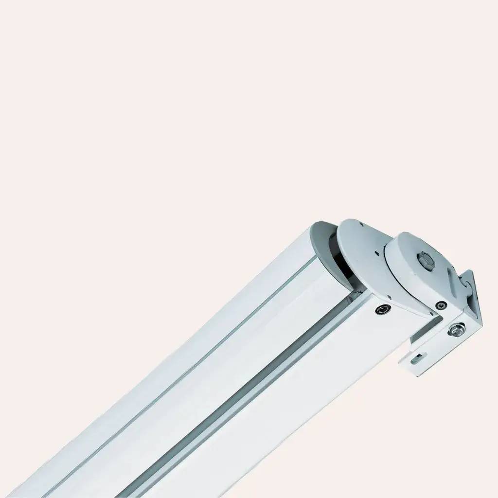 Un volet roulant blanc fixé en position partiellement ouverte sur un fond beige.