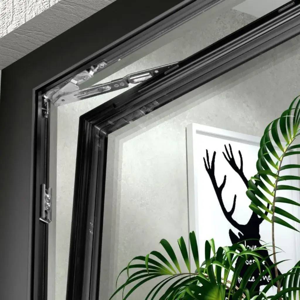 Une fenêtre à cadre noir ouverte partiellement, avec un décor intérieur composé d'une plante verte et d'une illustration de cerf en arrière-plan.