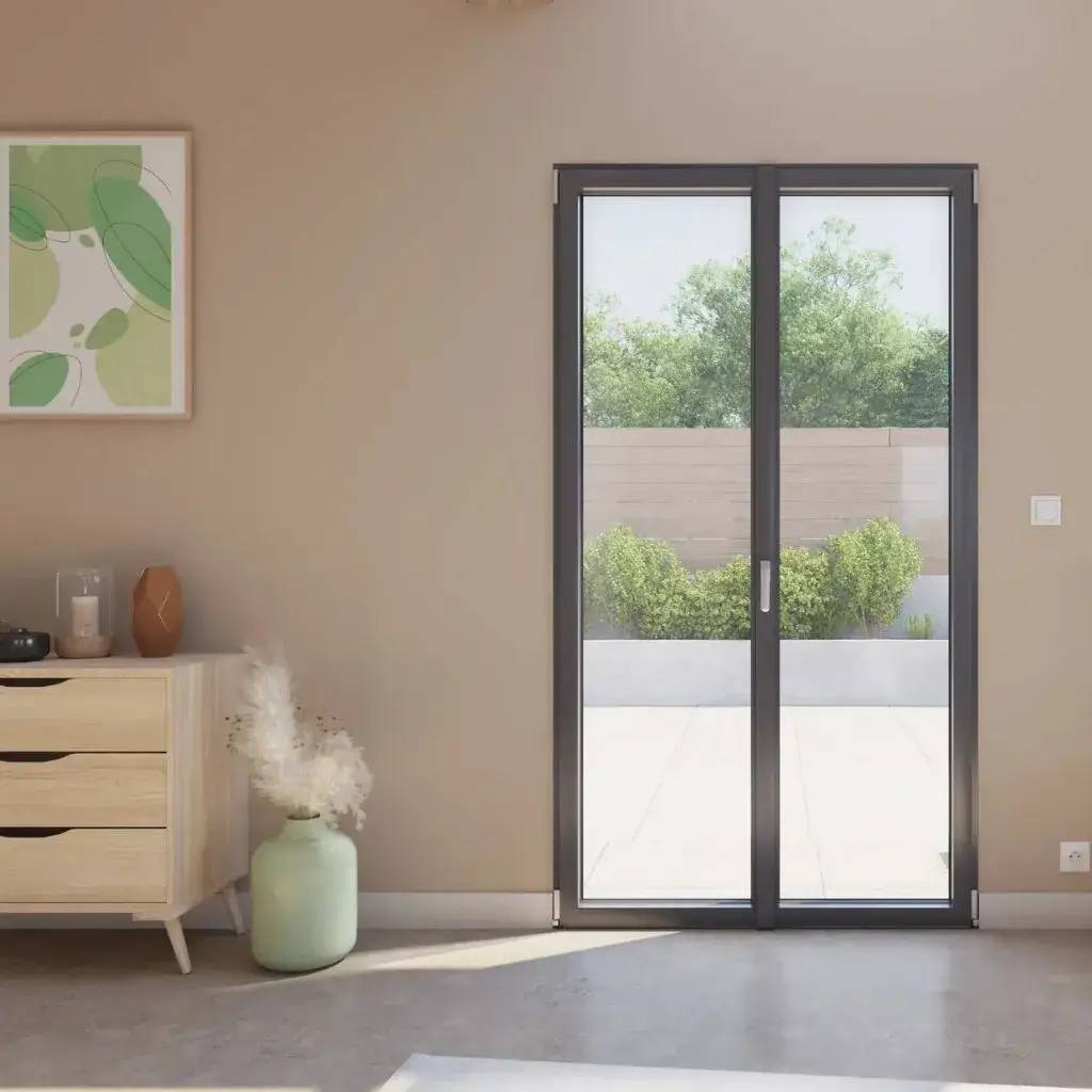 Une élégante porte-fenêtre noire s'ouvrant sur une terrasse, encadrée par un intérieur moderne et minimaliste avec une touche de