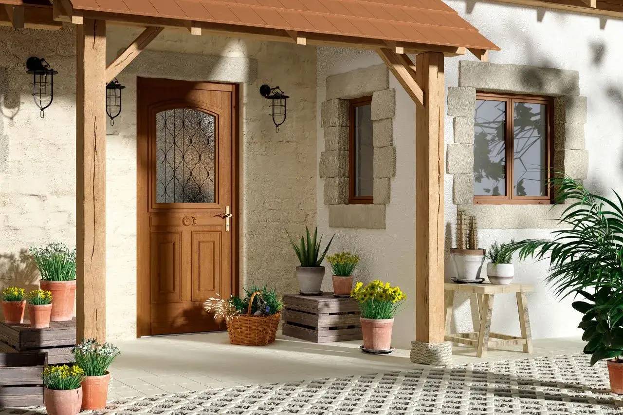 Entrée de maison accueillante avec une porte en bois, entourée de pots de fleurs et de plantes sous un porche en bois clair.