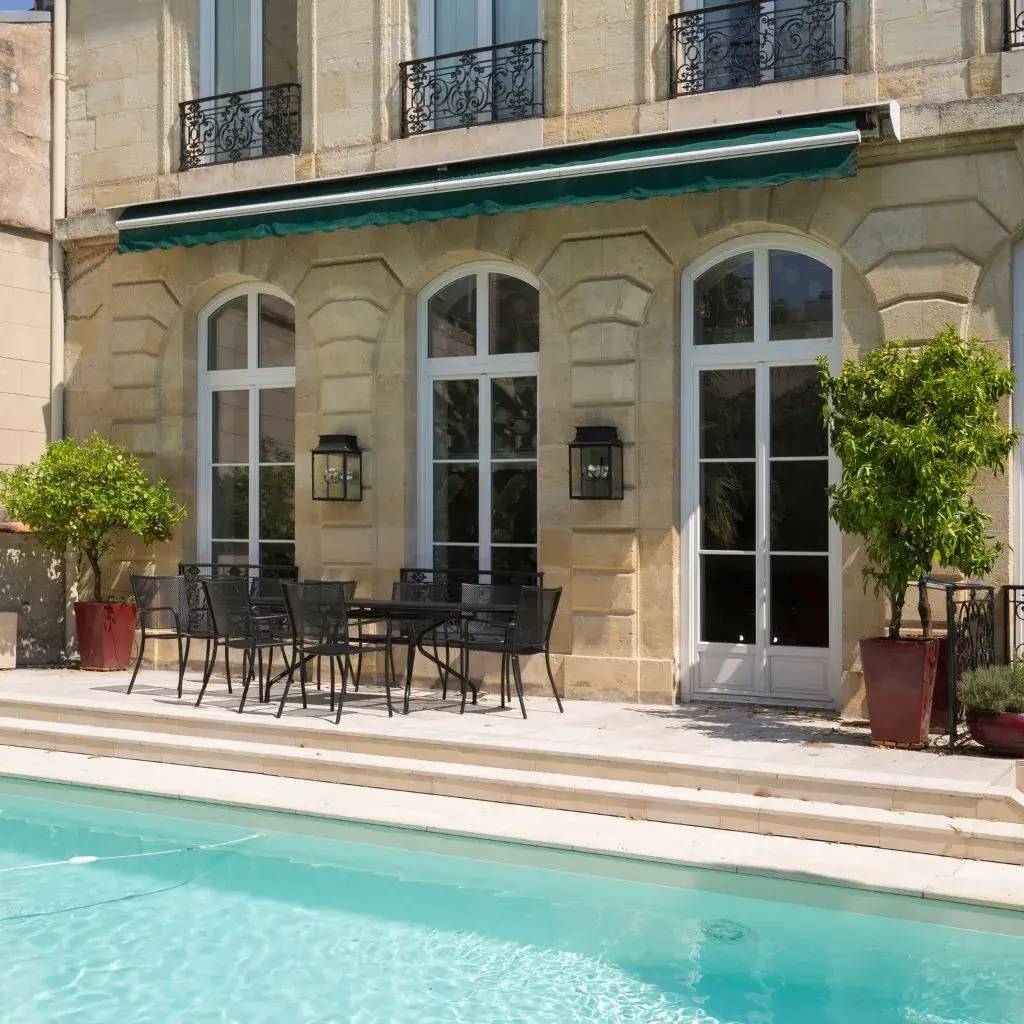 Façade élégante d'une maison bordelaise avec piscine et terrasse aménagée.