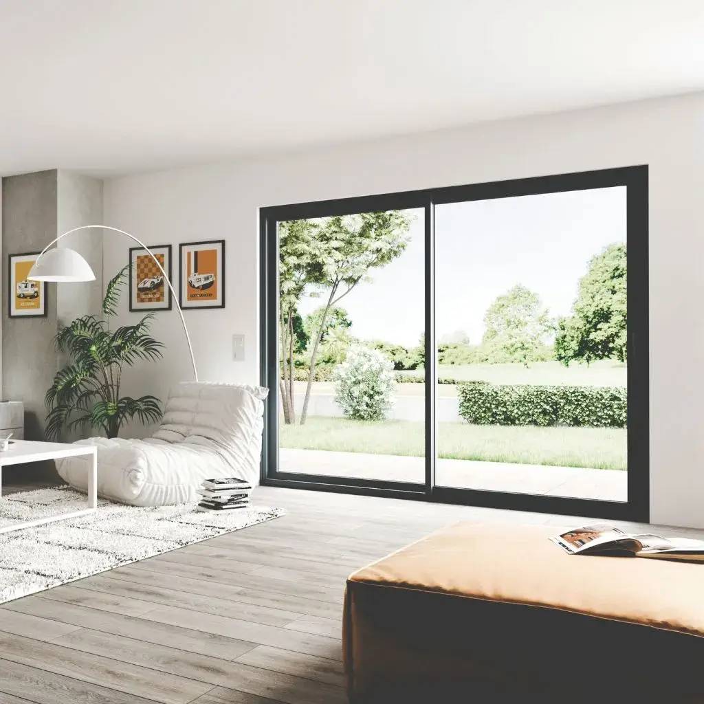 Un salon moderne et lumineux avec de grandes baies vitrées ouvrant sur un jardin verdoyant.