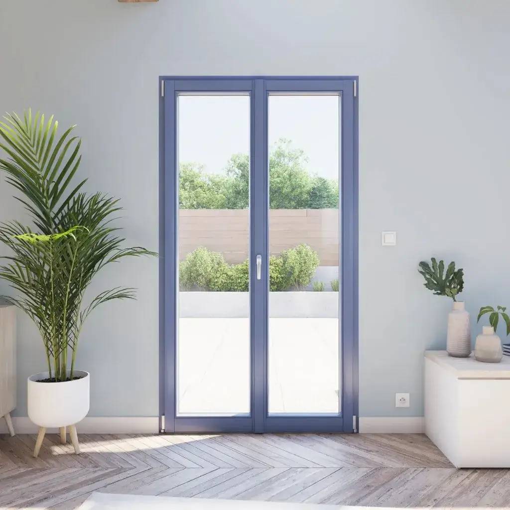 Une porte-fenêtre moderne avec un cadre bleu donnant sur une terrasse ensoleillée, entourée de plantes vertes dans une pièce lumineuse.