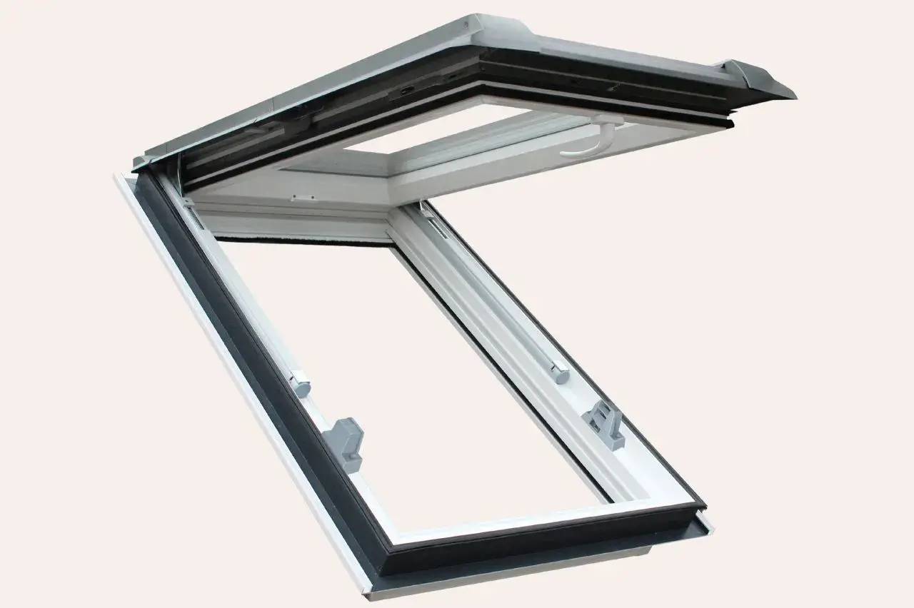 Une fenêtre de toit pivotante moderne au design épuré et fonctionnel.