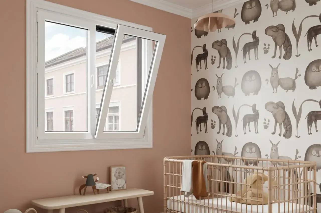 Une chambre d'enfant lumineuse avec un mur décoré de papier peint à motifs animaliers, un berceau en bois et une fenêtre ouverte sur l