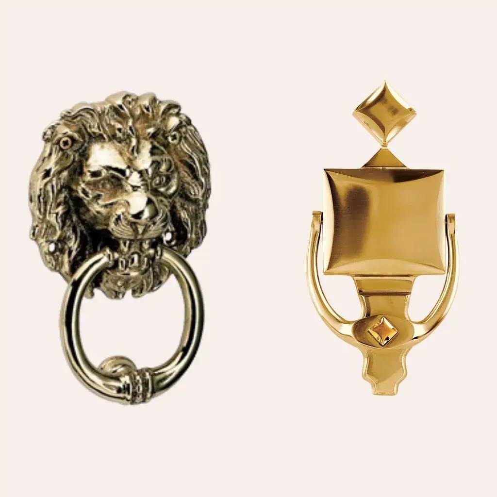 Deux heurtoirs de porte en métal, l'un en forme de tête de lion et l'autre avec un design géométrique moderne, sont présent