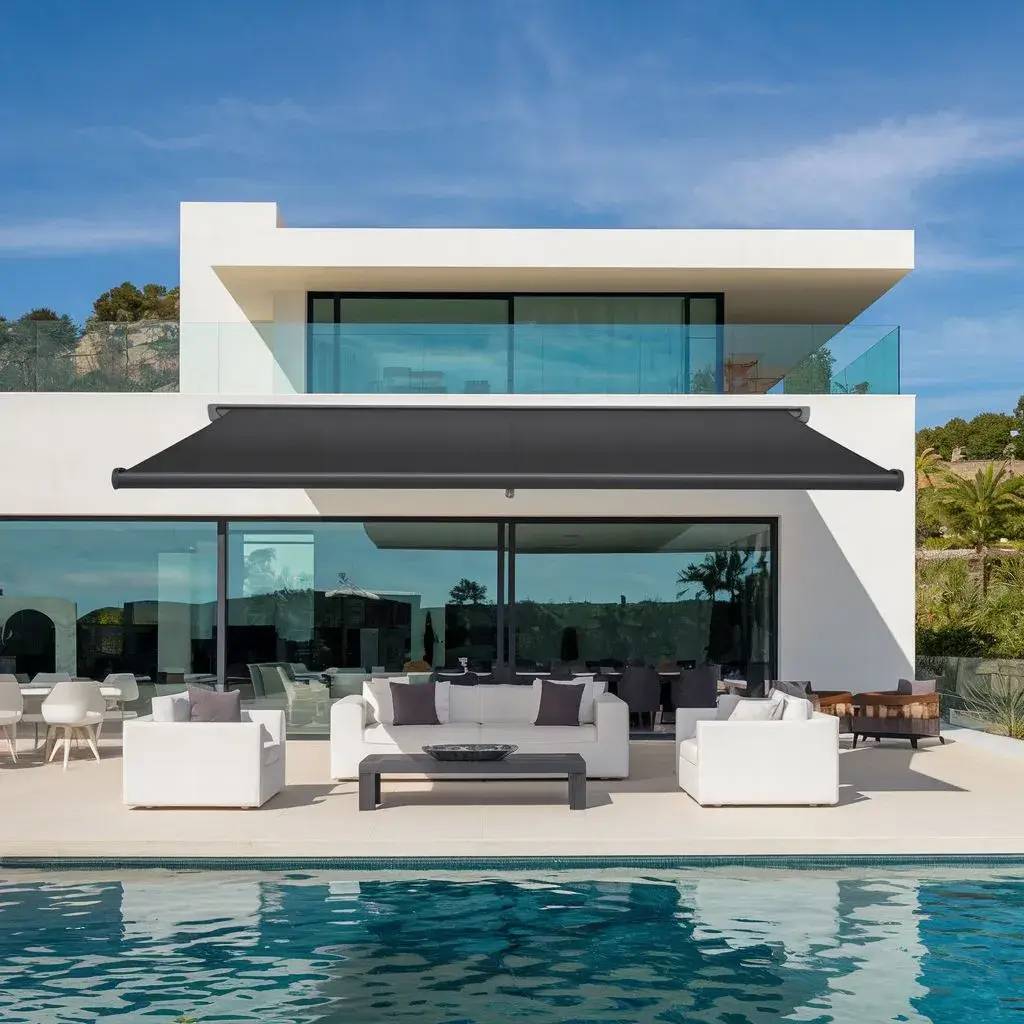 Moderne villa blanche avec piscine, dotée d'une terrasse élégante et d'un store extérieur.