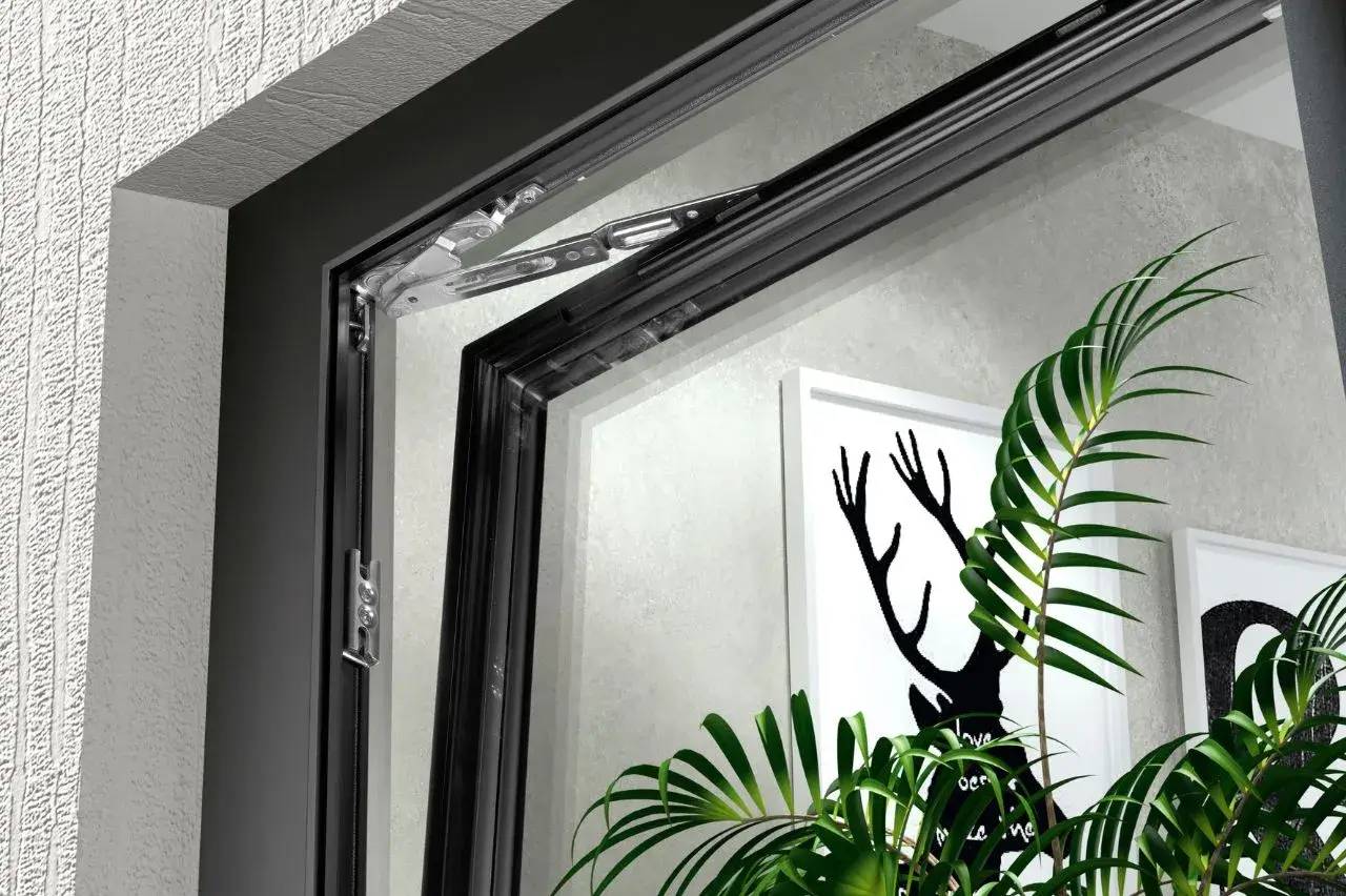 Une fenêtre moderne en métal noir s'ouvre sur un intérieur décoré avec une plante verte et un tableau minimaliste d'une silhouette de cerf.