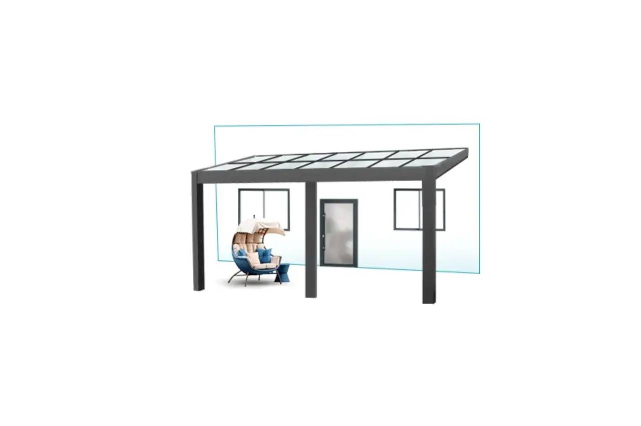 Une pergola moderne en métal est installée à l'extérieur d'une maison avec un fauteuil suspendu en dessous.