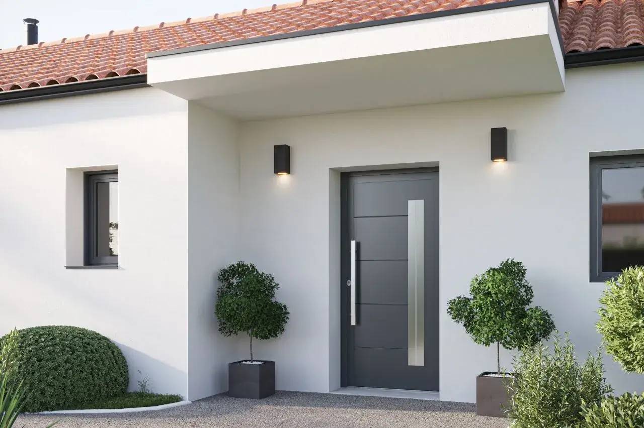 L'image montre l'entrée moderne d'une maison avec une porte grise élégante encadrée par deux plantes en pot et éclairée par des appli