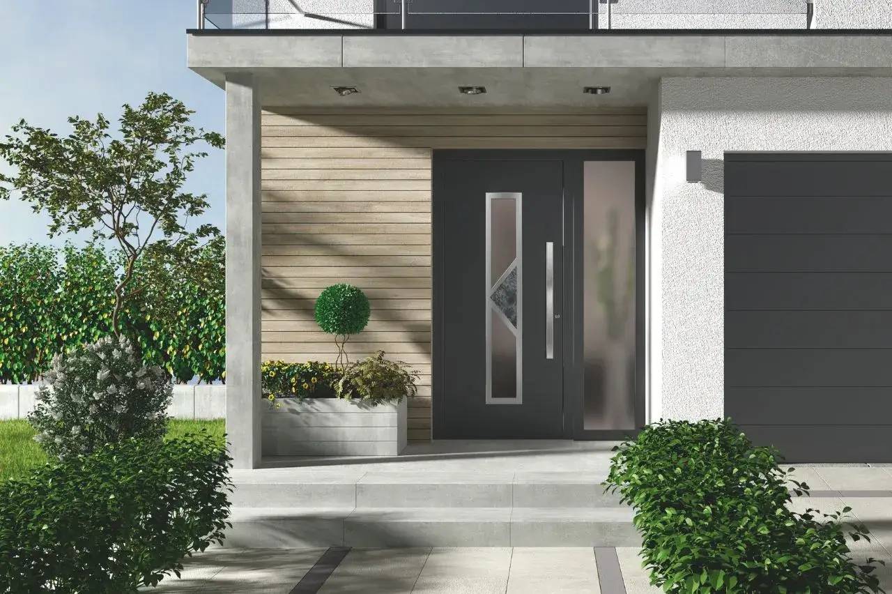 Entrée moderne avec une porte vitrée élégante, entourée de verdure et de jardinières.