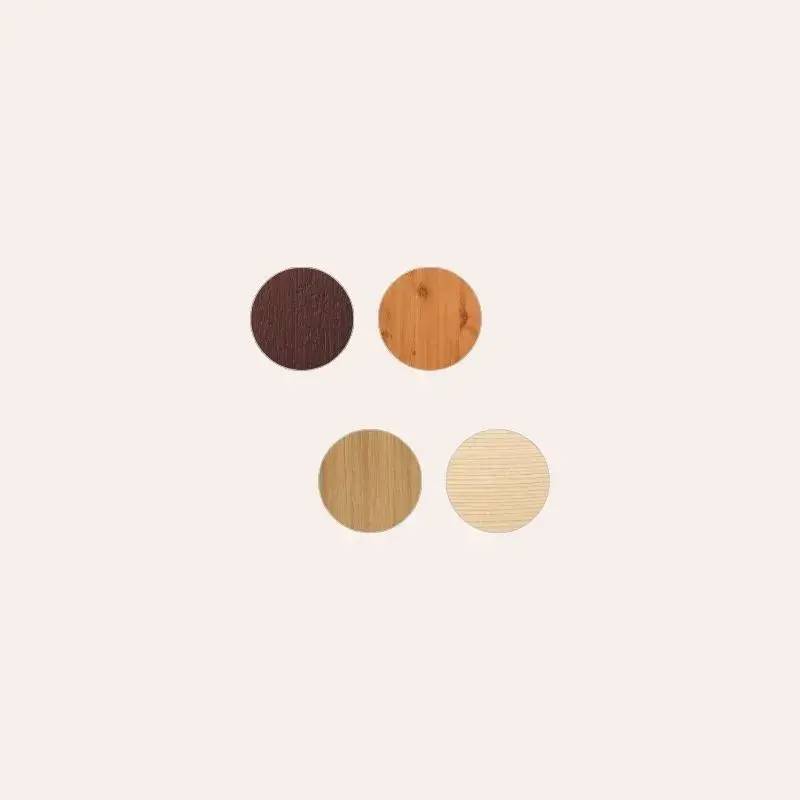 Quatre échantillons circulaires de teintes de bois variées sur un fond beige.