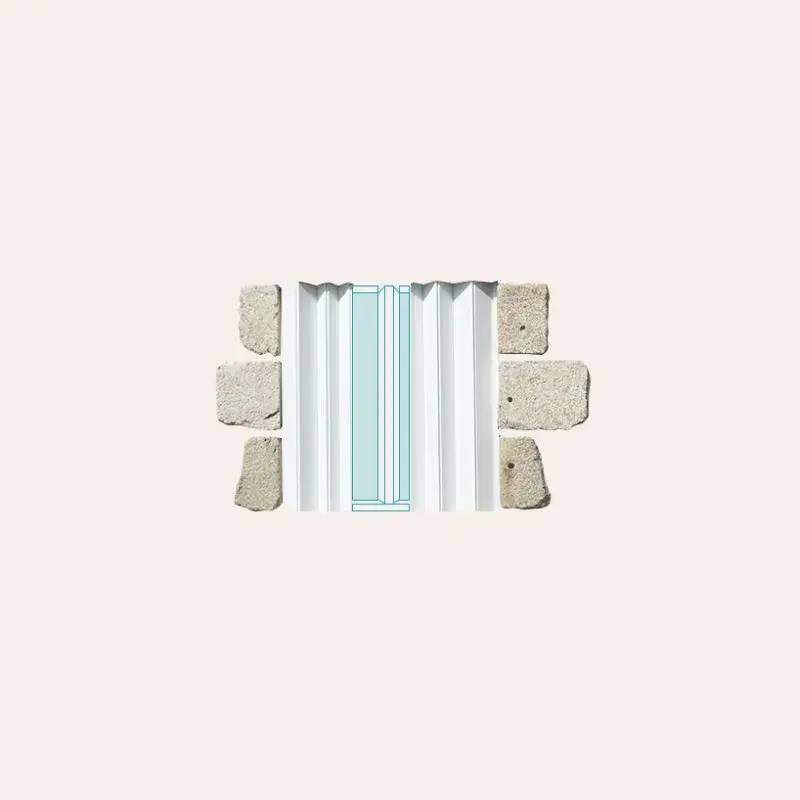 L'image montre un motif géométrique minimaliste en relief, encadré par des blocs de pierre texturés sur un fond beige.