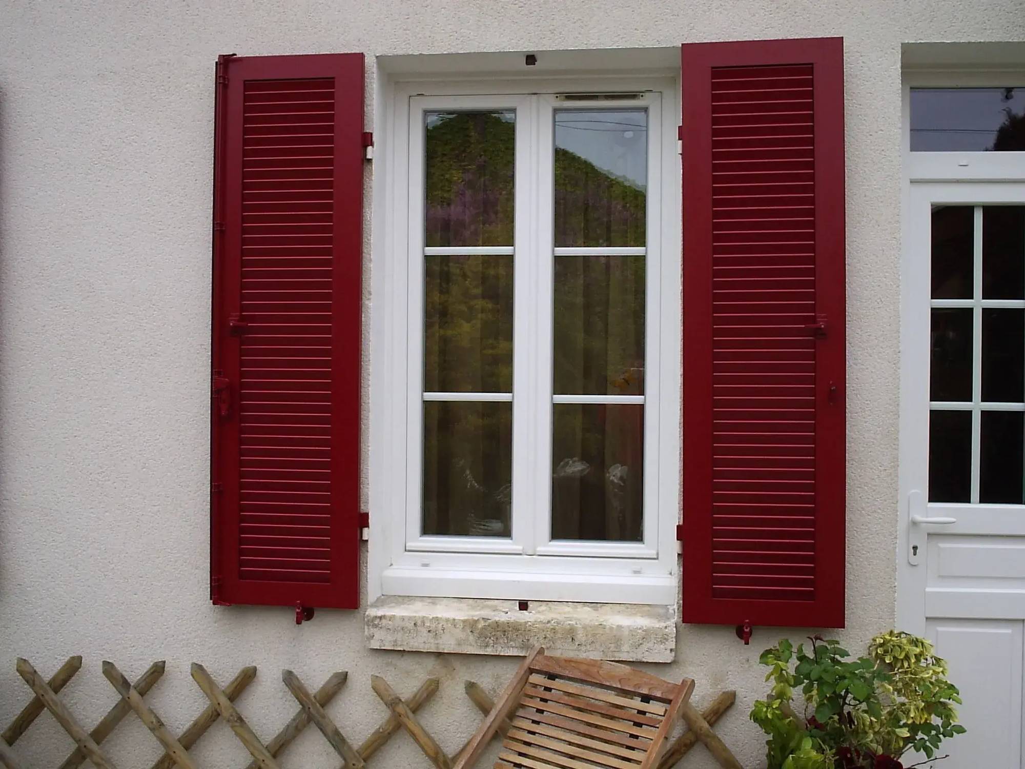 volet_battant_fenetre_blanche_bordeau_1.webp