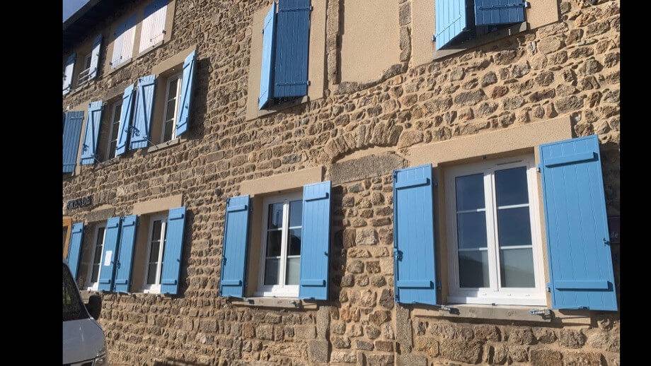 volet_battant_sur_maison_en_pierre_1.jfif