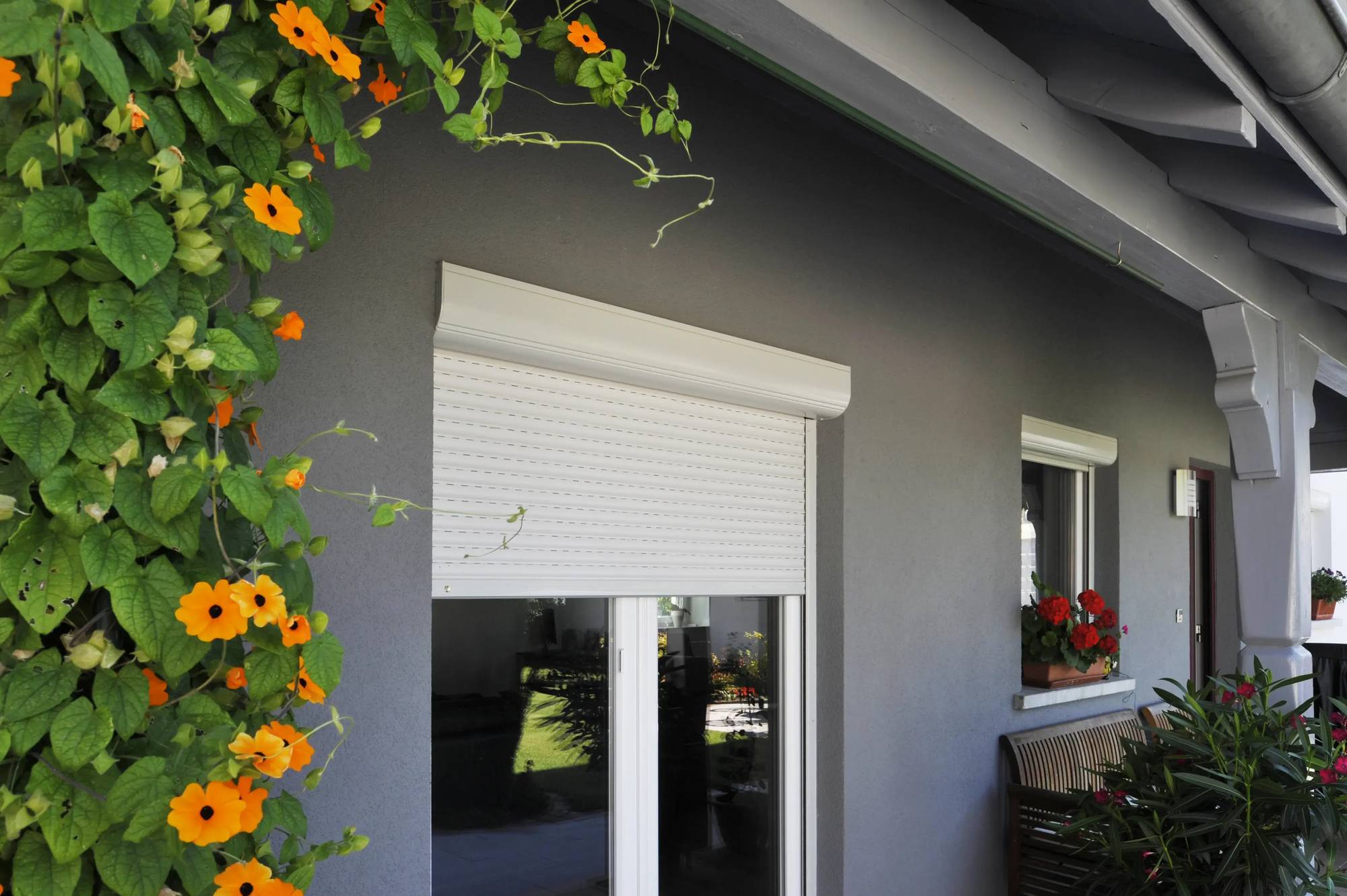 volet_roulant_blanc_maison_grise_2.webp