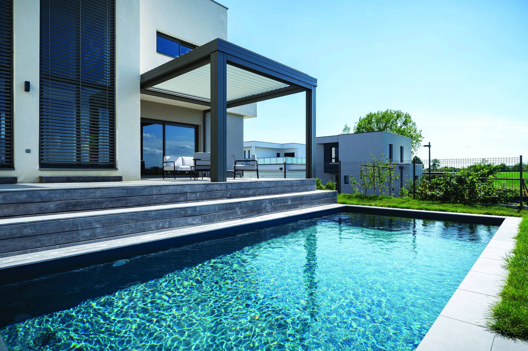 pergola_bioclimatique_au_bord_piscine.webp