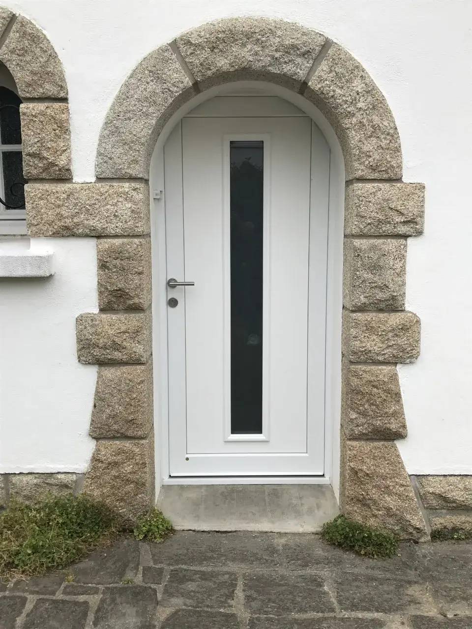 porte_entree_pvc_avec_pierre_arrondi.webp