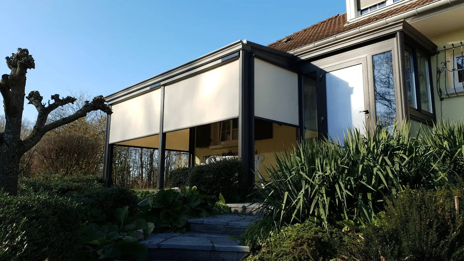 pergola-systemes-vitres-solarlux-stores-verticaux-zippes-autonomes-sas-integre-en-double-vitrage-1920-1080-vue-exterieur-2.webp