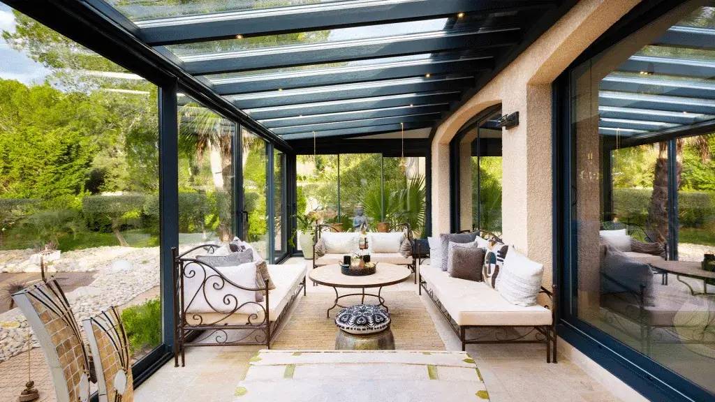 veranda-stores-toiture-stores-facade-reflexion-solaire-spots-led-allege-en-muret-toiture-vitrage-interieur-1920-1080-1024x576-1.webp