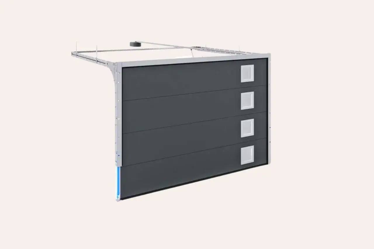 Une porte de garage sectionnelle moderne avec quatre panneaux gris dotés de fenêtres carrées.